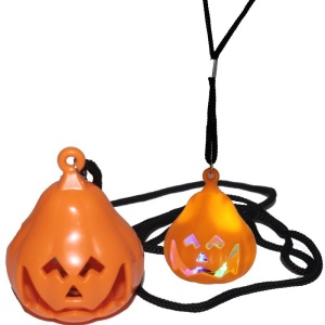 1 Adet Işıklı Pilli Led Işıklı Gülen Yüz Balkabağı Halloween Kolyesi 8 cm